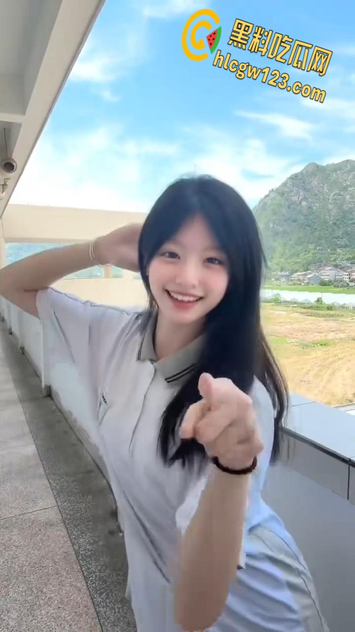 抖音娇嫩学妹【大潘大潘】，与男友酒店做爱被偷拍，后入爆插骚骚的的声音很动听!-3