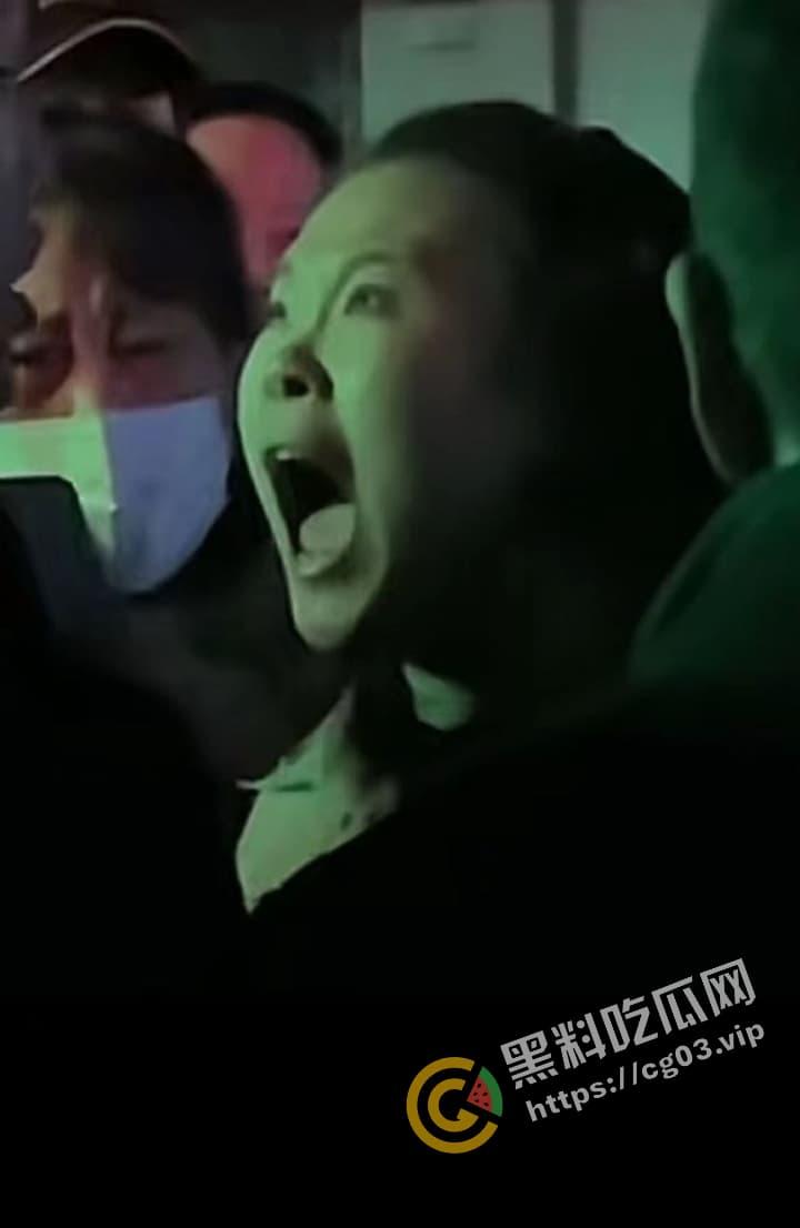 咆哮姐 携父勇闯红灯 趾高气昂大骂路人 舌战群儒 气势磅礴 狗见了都要绕道-1