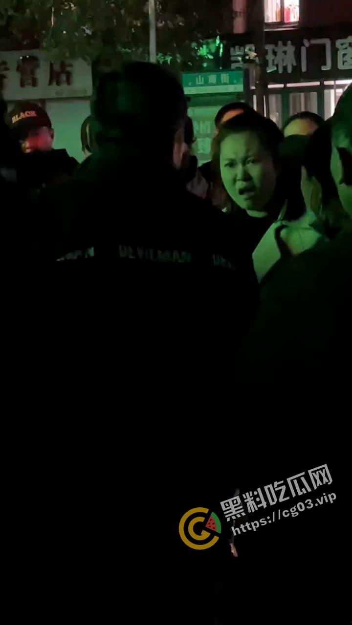 咆哮姐 携父勇闯红灯 趾高气昂大骂路人 舌战群儒 气势磅礴 狗见了都要绕道-2