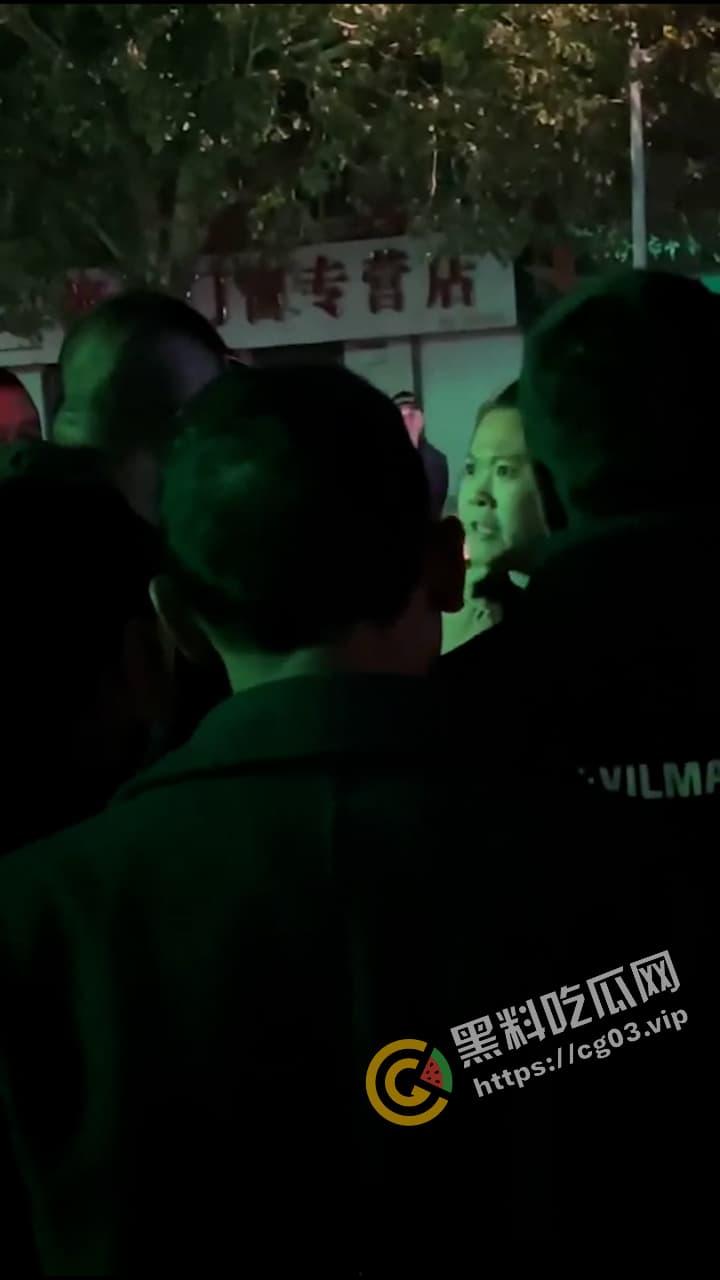 咆哮姐 携父勇闯红灯 趾高气昂大骂路人 舌战群儒 气势磅礴 狗见了都要绕道-4