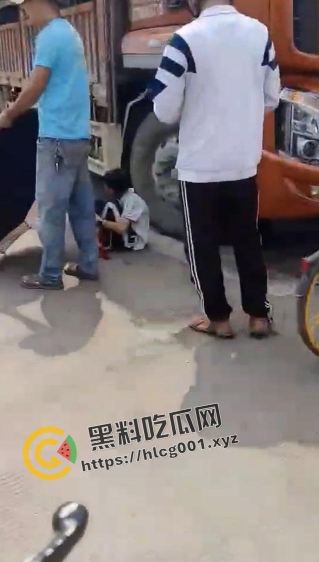 海口白驹小学门口 小孩子被压大车地下挣扎 半个身子压成肉泥 还救不出来 生不如死 现场视频流出-3