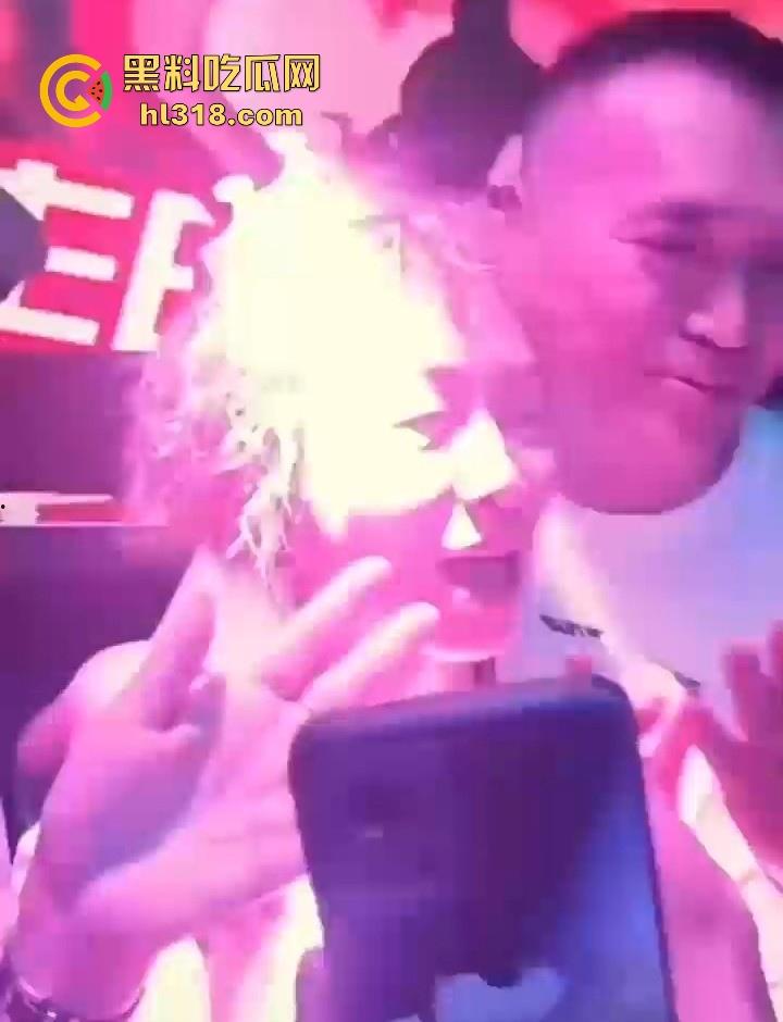 此乃吾辈楷模,年轻小伙面对极品富婆,不惜出卖肉体,有些钱啊就该他赚,这都能啃下去!-5