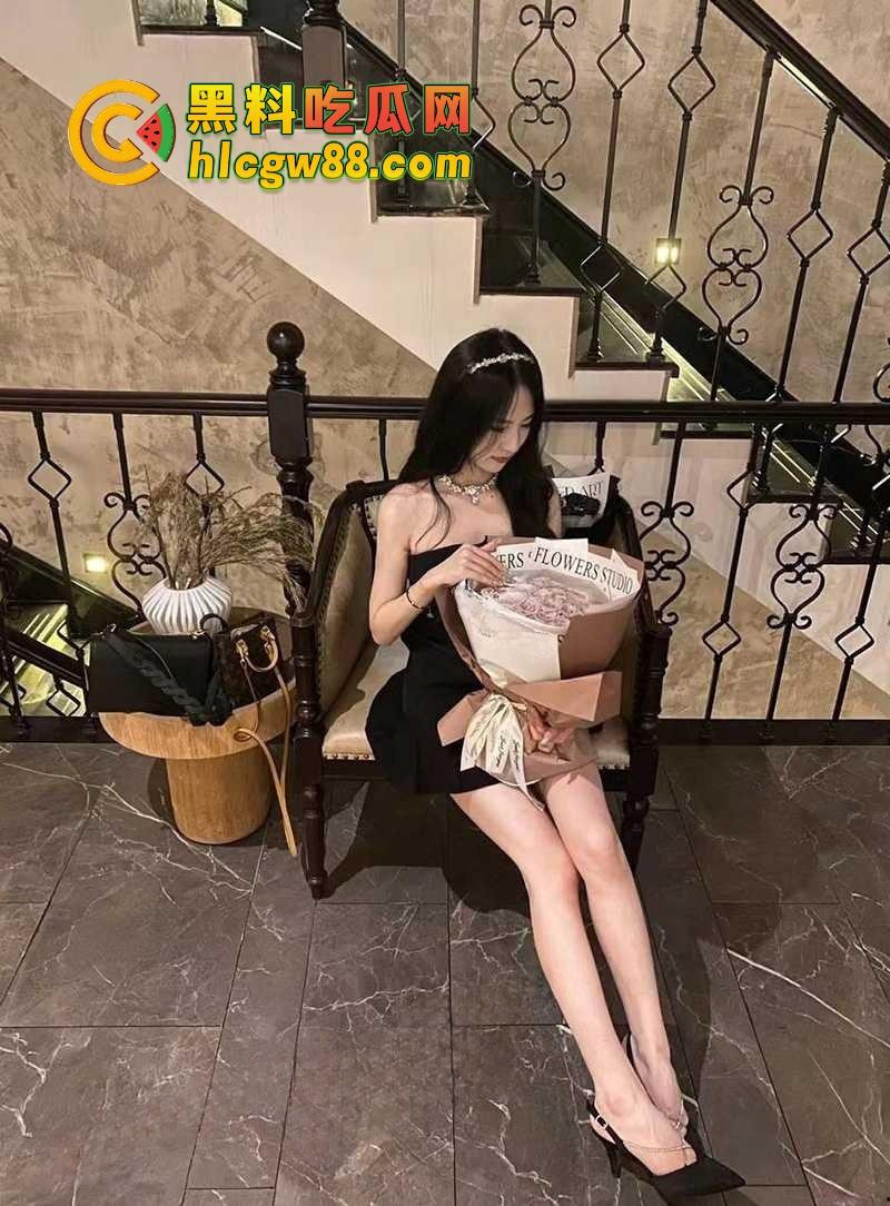 北京大一JK女仆兼职妹『刘婉玉』微信撩两周成功骗炮，白丝嫩妹被后入操哭，奶子上全是精！-3