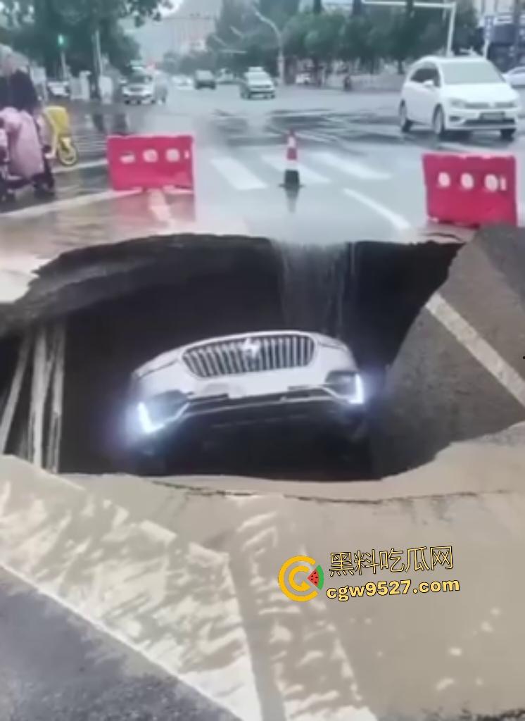 河北张家口马路地陷，车主猛踩油门到底都冲不上来，路面的水一直向下流，警察再不来人都要淹死了！-4