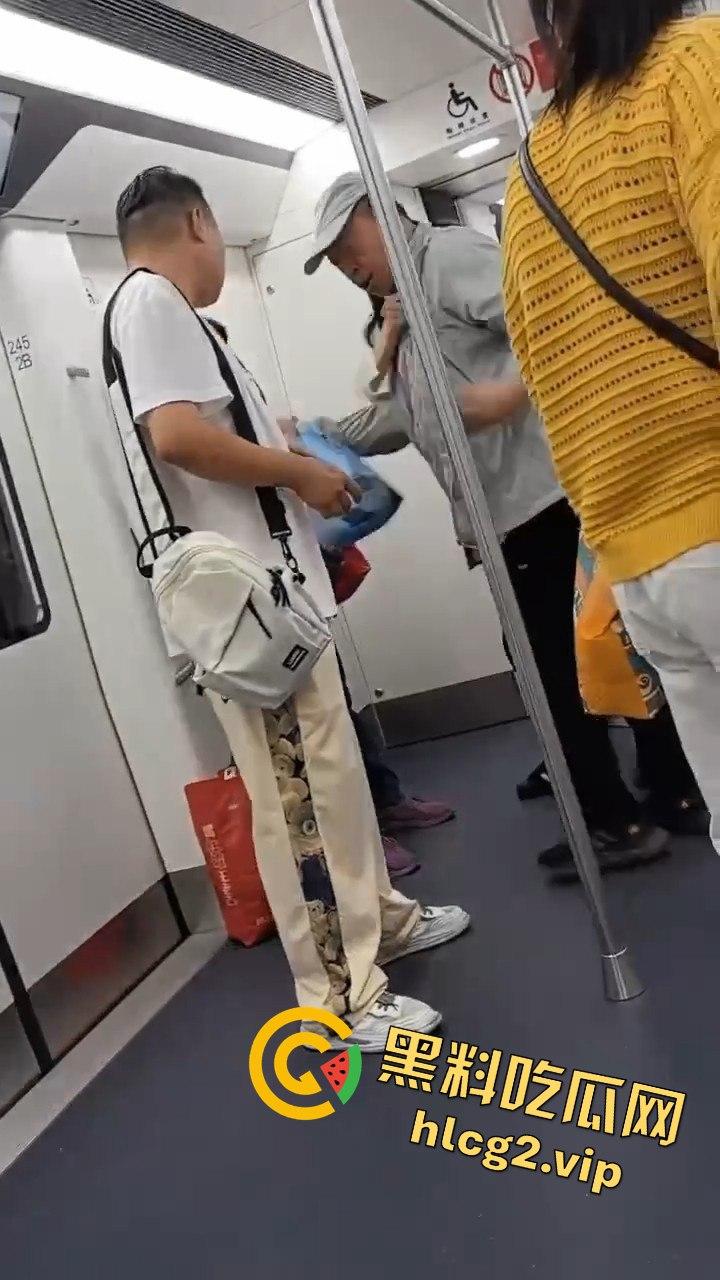 哈尔滨地铁惊现大叔偷拍翻车事件!被抓现行场面尴尬-5