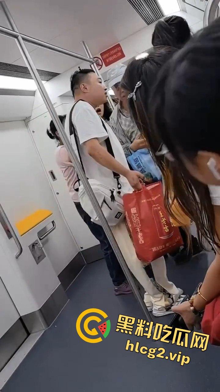 哈尔滨地铁惊现大叔偷拍翻车事件!被抓现行场面尴尬-7