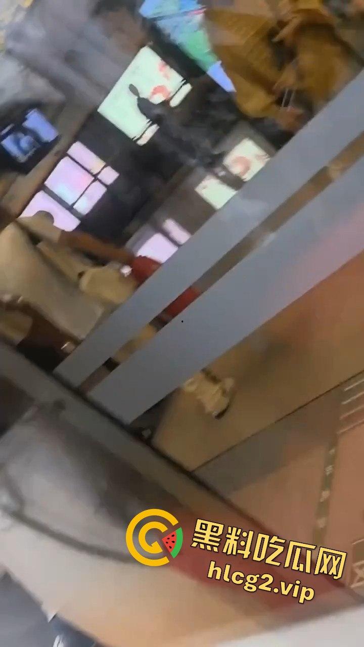 哈尔滨地铁惊现大叔偷拍翻车事件!被抓现行场面尴尬-9