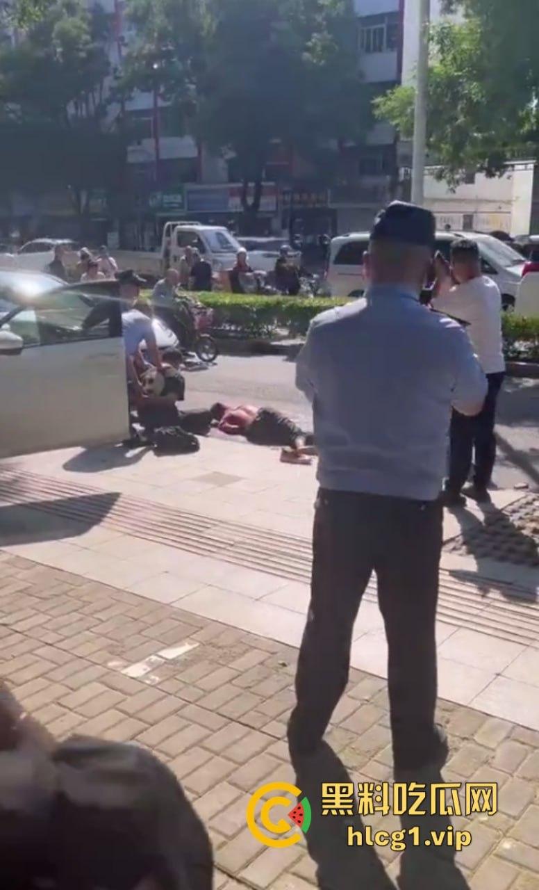 山西长治 第七中学学校门口  一男子被砍身亡！-2