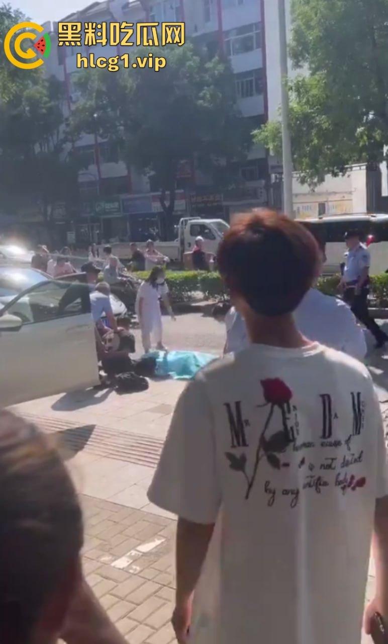 山西长治 第七中学学校门口  一男子被砍身亡！-4