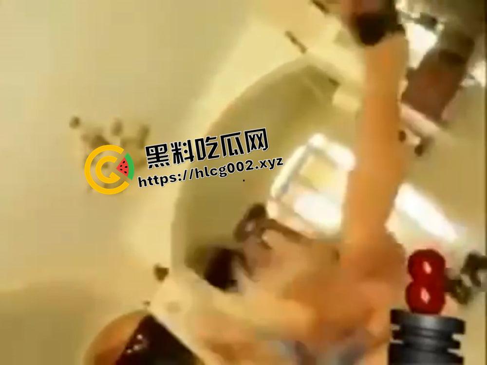 老外疯狂性爱中的尴尬时刻TOP10！大屌拐弯 海水灌逼 巨乳刹车 太会整活了-5