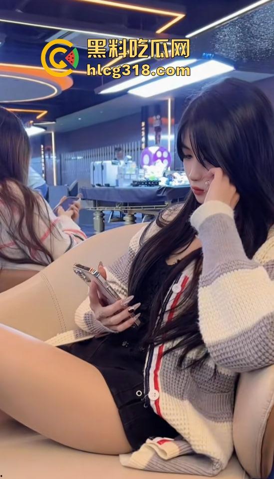 点个陪玩不打球，哥们台球厅现场抠逼上头，老板边抽烟边看监控笑了，抠个逼你也别忘了换手啊！-5