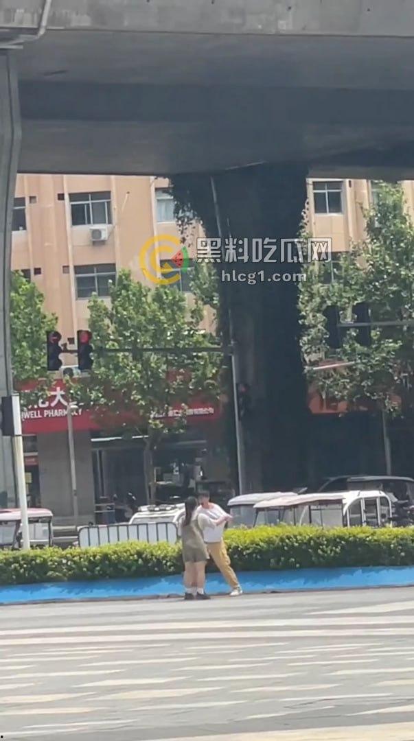 河南商丘街头闹剧！情侣为卖打字机大打出手，帅哥大战女友引围观！-3