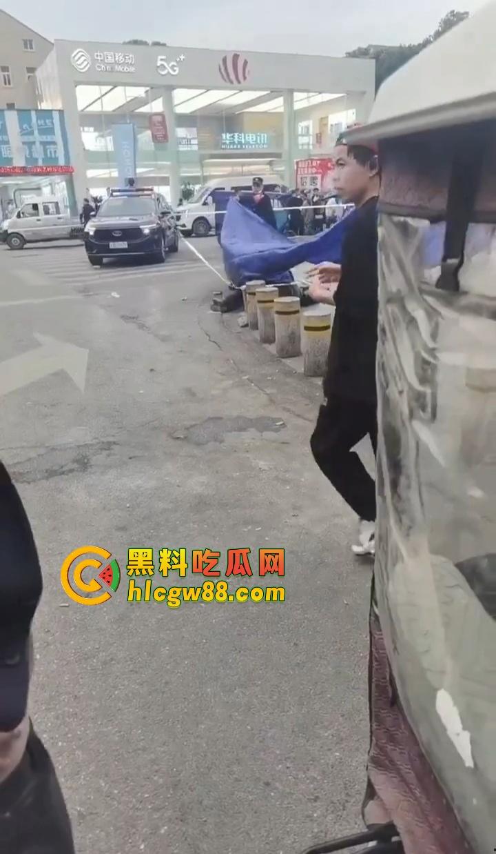 浙江绍兴大润发门口血案惊现，大唐街头持刀狂砍，多人倒地不起，随机连杀四人场面太他妈狠了！-2