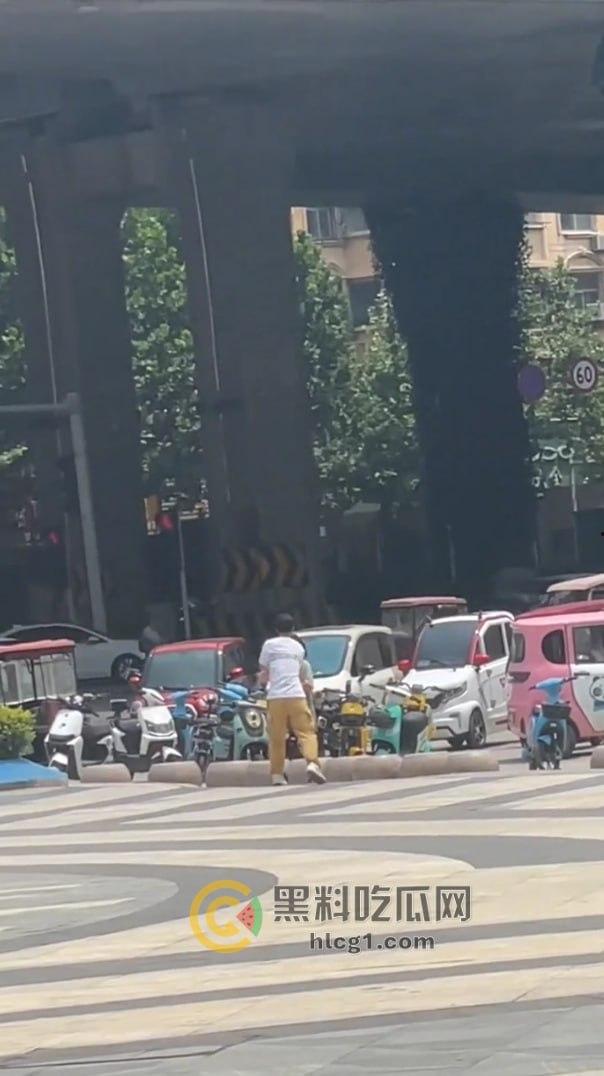 河南商丘街头闹剧！情侣为卖打字机大打出手，帅哥大战女友引围观！-4