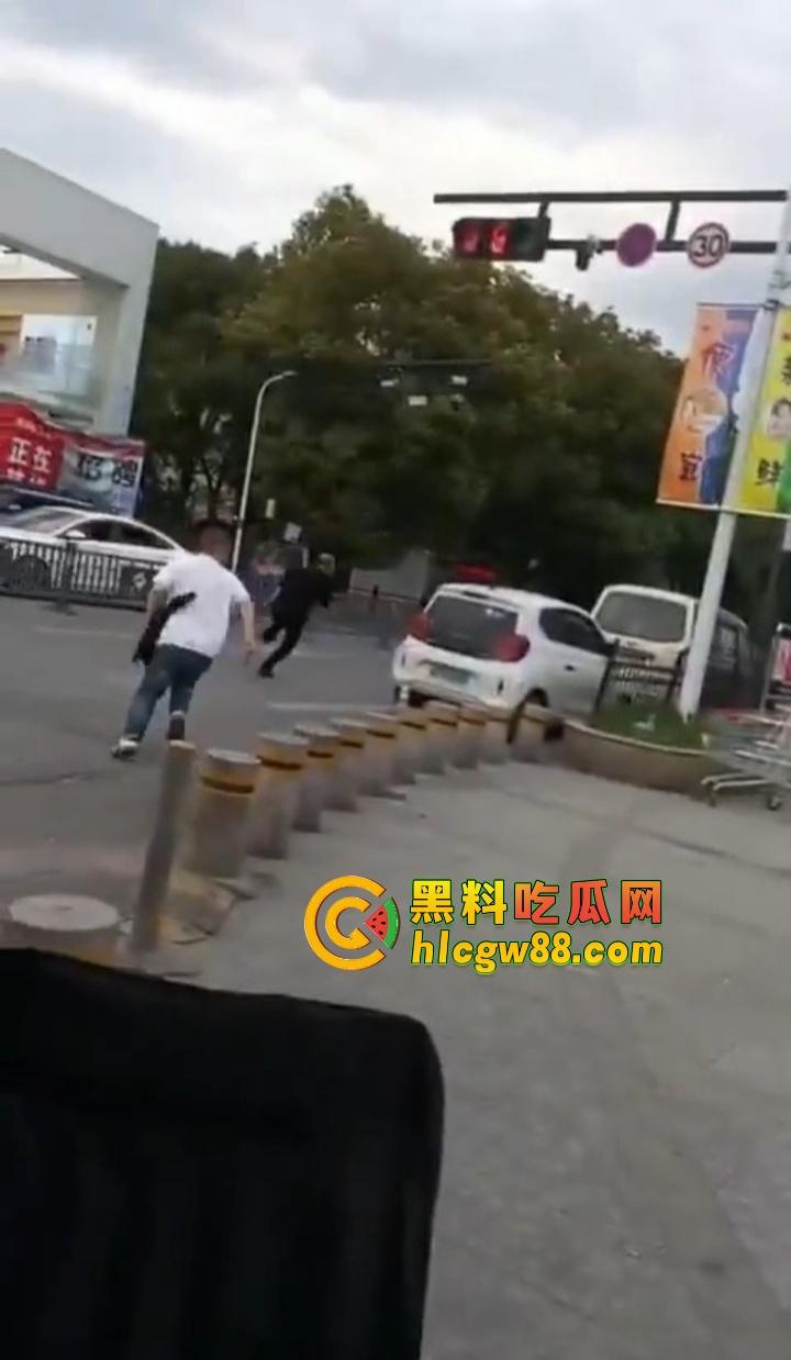 浙江绍兴大润发门口血案惊现，大唐街头持刀狂砍，多人倒地不起，随机连杀四人场面太他妈狠了！-5