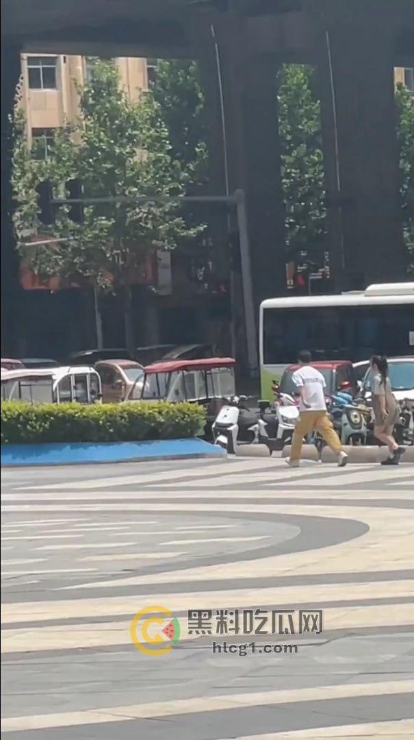 河南商丘街头闹剧！情侣为卖打字机大打出手，帅哥大战女友引围观！-6