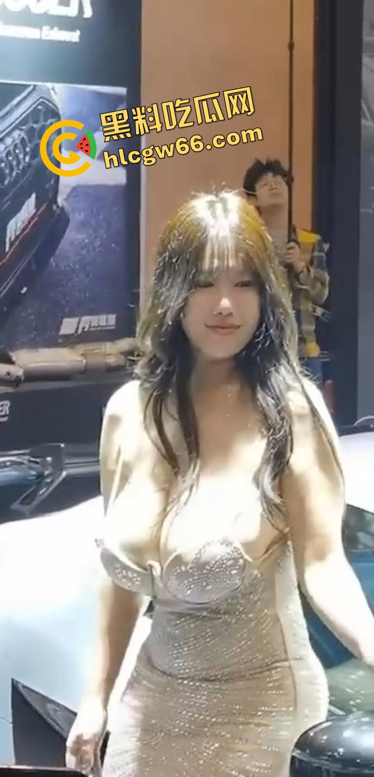 苏州车展车模露奶走光，中分吊带挂不住巨奶，奶头跑出来都不知道，骚样像等人来操！-7