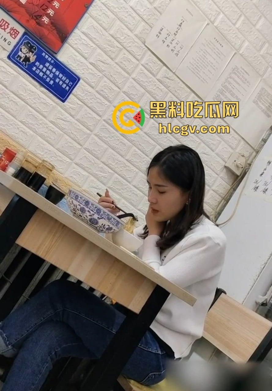 重口慎入！马鞍山露屌狂魔震惊全场，街射战神药店、奶茶店、饭馆轮番表演甩屌，小姐姐都吓傻了！-1