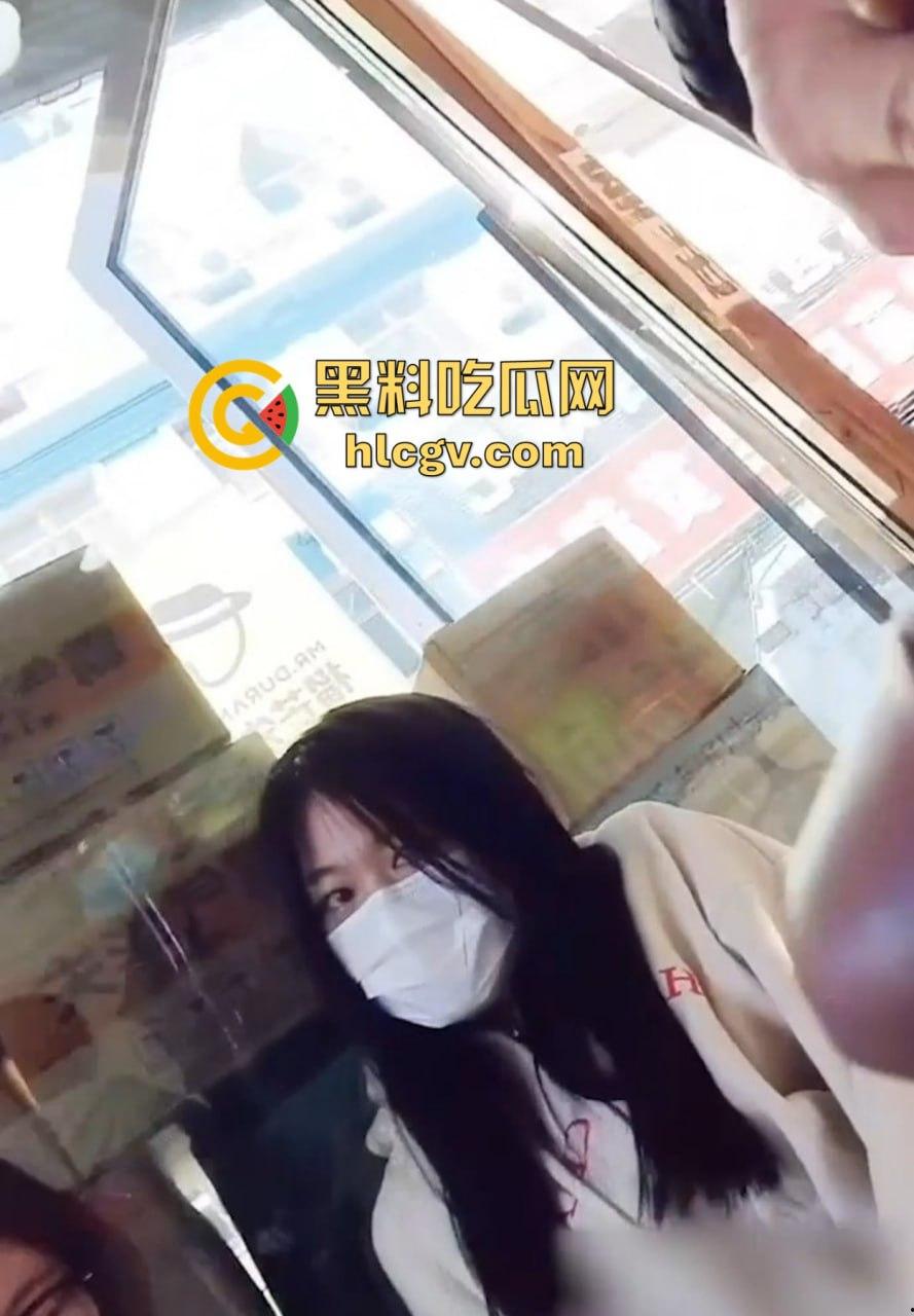 重口慎入！马鞍山露屌狂魔震惊全场，街射战神药店、奶茶店、饭馆轮番表演甩屌，小姐姐都吓傻了！-9