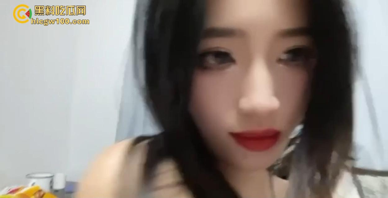 太原职业技术学院【李婉钰】自慰私密视频曝光，穿丝袜抠逼摸奶被异地男友共享兄弟，极品好胸毁在渣男手里！-6