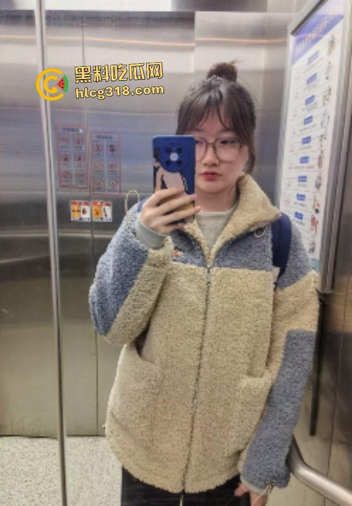 护士大学生毕业没住处去酒店给保安大叔足交!谁知这脚有黄皮茧,怎么足交大叔都硬不起来!-2