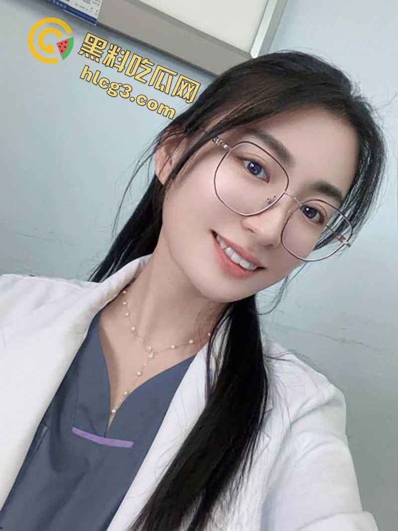 云南第一人民医院女护士『陈萍萍』为升职加薪献身科室主任 翘臀趴在办公桌上 让领导后入泄火-1