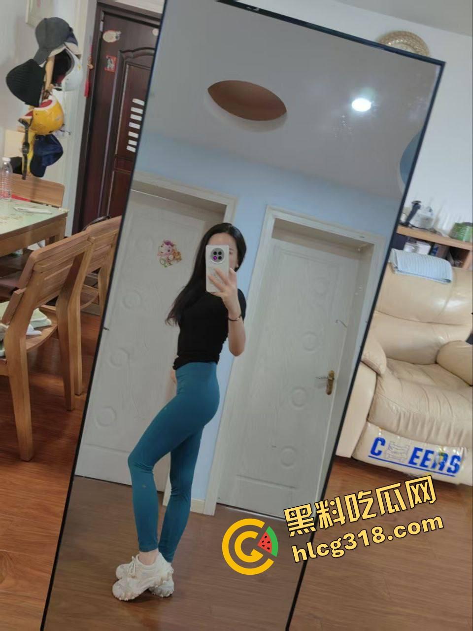 出租房小情侣炮战激烈,清纯女友一开始死活不让拍,操爽了以后随便拍,脸都能怼特写一上头比谁都疯!-6