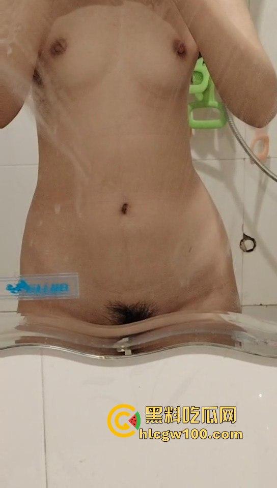 广西大学大一学生嫩妹【郭飒】不雅视频流出被曝光,对镜自拍展示娇嫩玉胸体完美呈现。-12