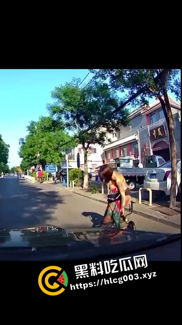 共享单车纹身裸女原视频!骑着车衣服就脱光了 本人事后发声将起诉拍摄视频者 怕不是炒作吧-3