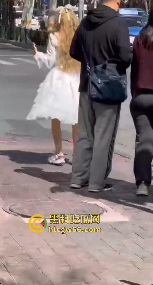 烟台街头惊现男娘哥斯拉 大叔穿白裙戴金假发扯着光腿神器当街起舞 路人全员respect！-5