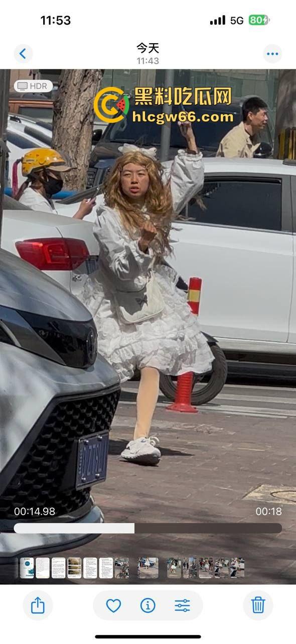 烟台街头惊现男娘哥斯拉 大叔穿白裙戴金假发扯着光腿神器当街起舞 路人全员respect！-6