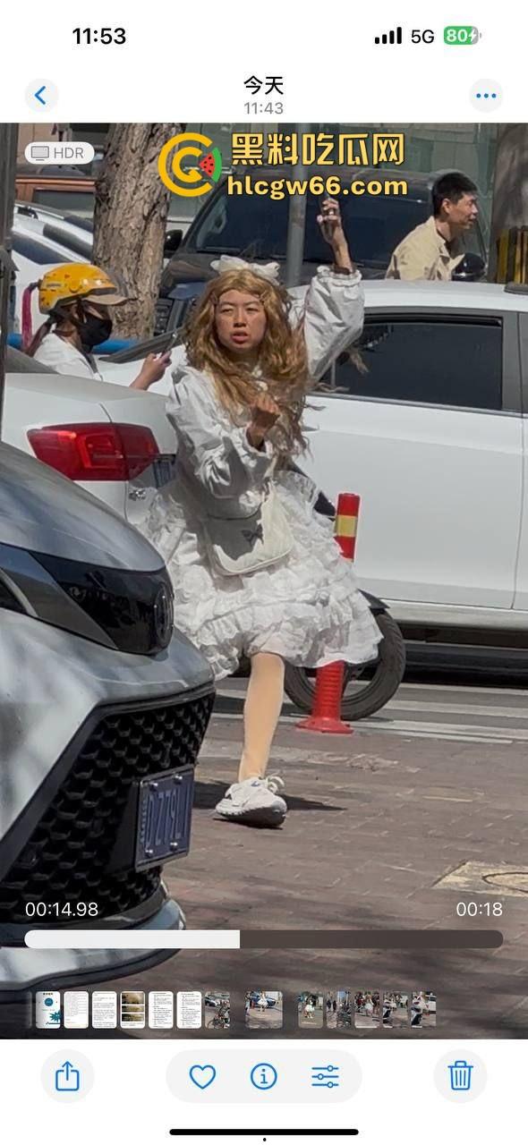 烟台街头惊现男娘哥斯拉 大叔穿白裙戴金假发扯着光腿神器当街起舞 路人全员respect！-7