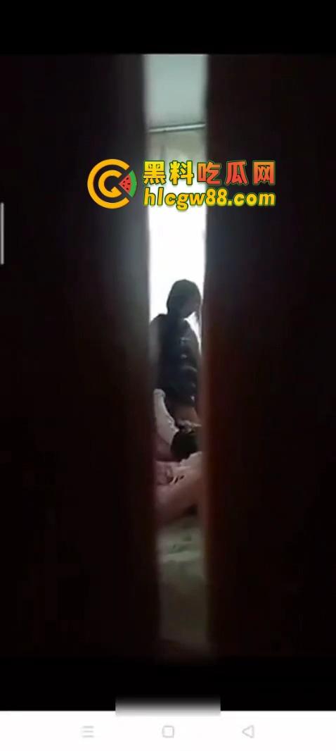 不懂就问，舍友开门就操女友，是憋疯了不管不顾，还是故意让我旁观刺激他们的变态癖好？-9