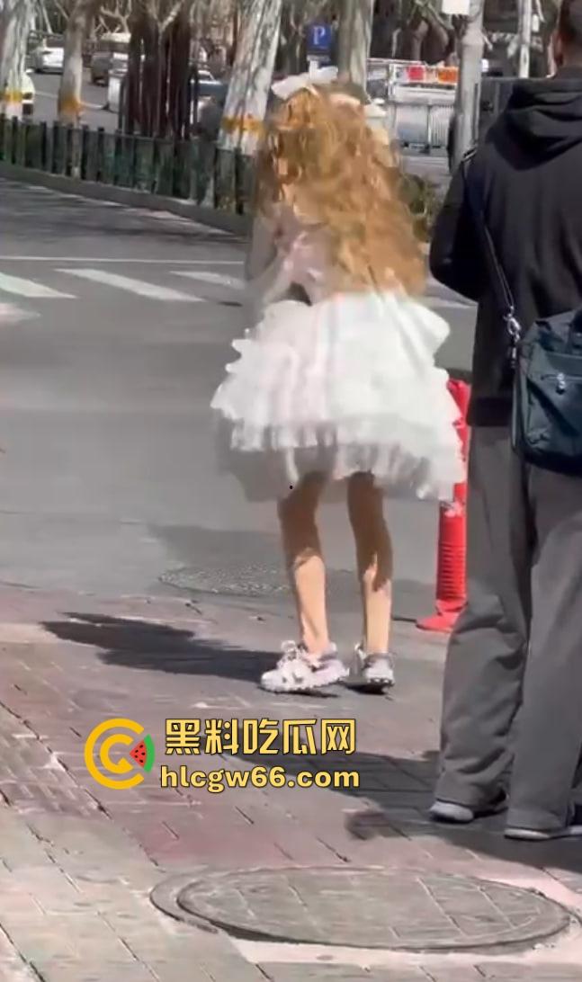 烟台街头惊现男娘哥斯拉 大叔穿白裙戴金假发扯着光腿神器当街起舞 路人全员respect！-9