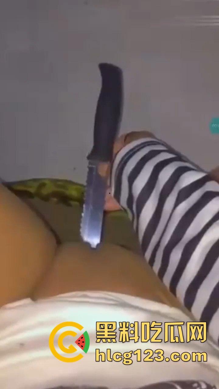 命悬一线的自慰方式？国外白虎妹用长刀自慰，刀光剑影间的快感与危险齐飞！-8