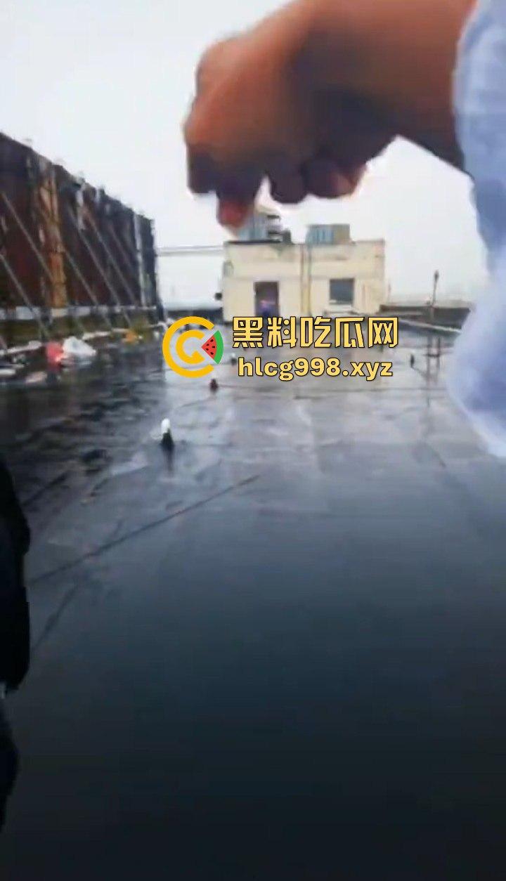 大哥临危不乱，消防队还在路上，徒手拯救跳楼女孩，你是哪里来的神仙！-10