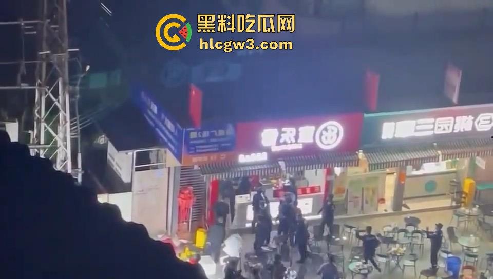 广州花都持刀男子当街挟持他人，警方迅速到场果断开枪击毙，场面堪比电影大片！-9