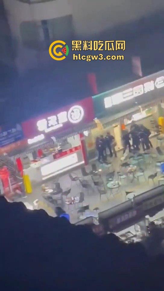 广州花都持刀男子当街挟持他人，警方迅速到场果断开枪击毙，场面堪比电影大片！-10