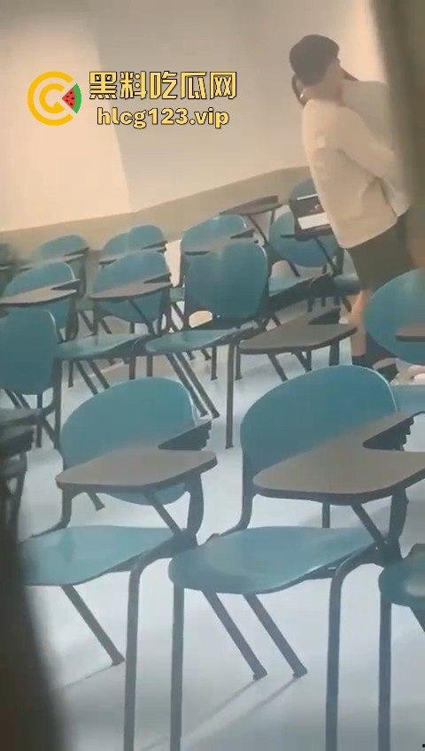 大学教室成情侣战场！小齐逼短裙抓着屁股抠逼狂摇，桌上直接真枪实干开战！-2
