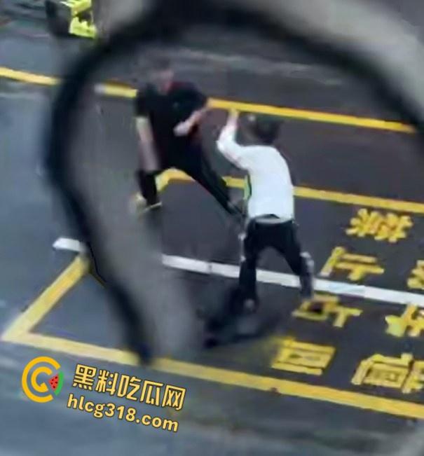 小伙街边无差别砍人，就算劝架也惨被砍，街头刀光血飙骨肉翻开，地上血迹一片看着都感觉痛 !-2