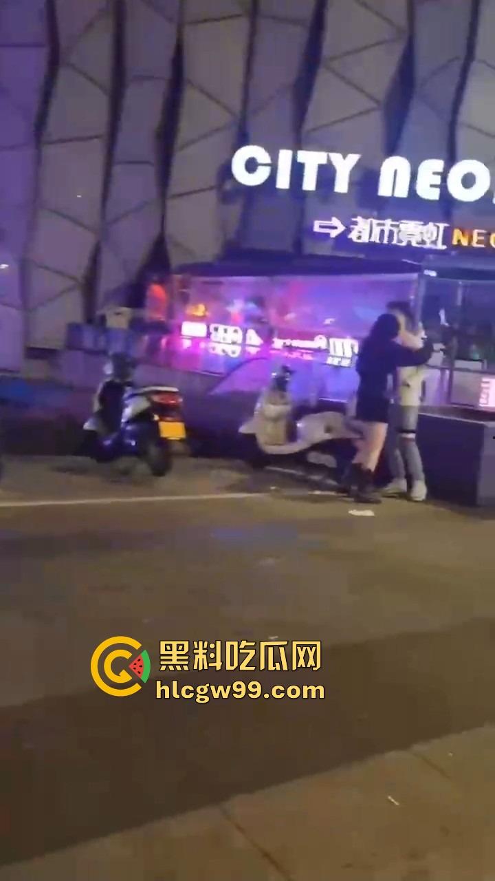 集美饭吃了东西买了酒喝了，最后一句我要跟闺蜜回家？兄弟直接西格玛男人觉醒，这到嘴得鸭子还能飞了？-2