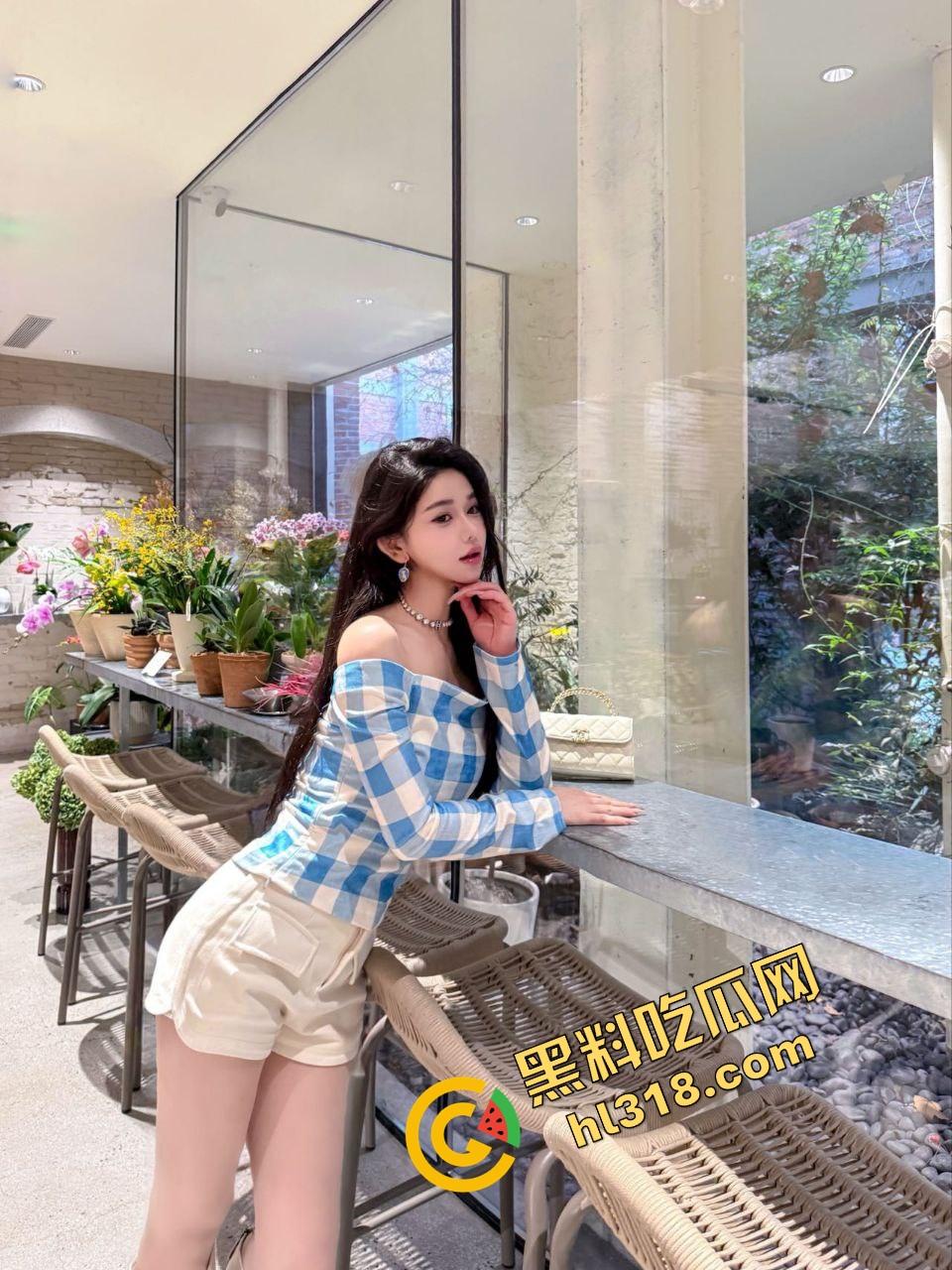 女狗完成主人的街头羞辱任务，薄纱透视装真空出街公园游街，711买零食收银小哥都看懵逼了！-1