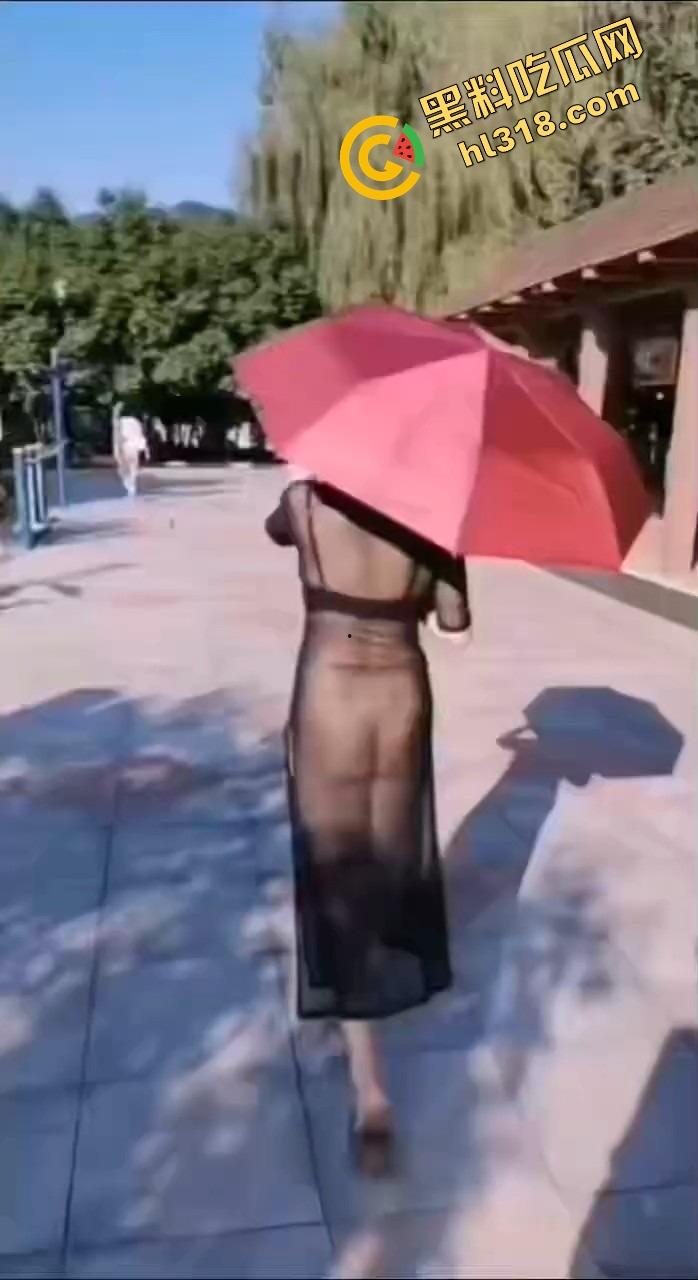 女狗完成主人的街头羞辱任务，薄纱透视装真空出街公园游街，711买零食收银小哥都看懵逼了！-13