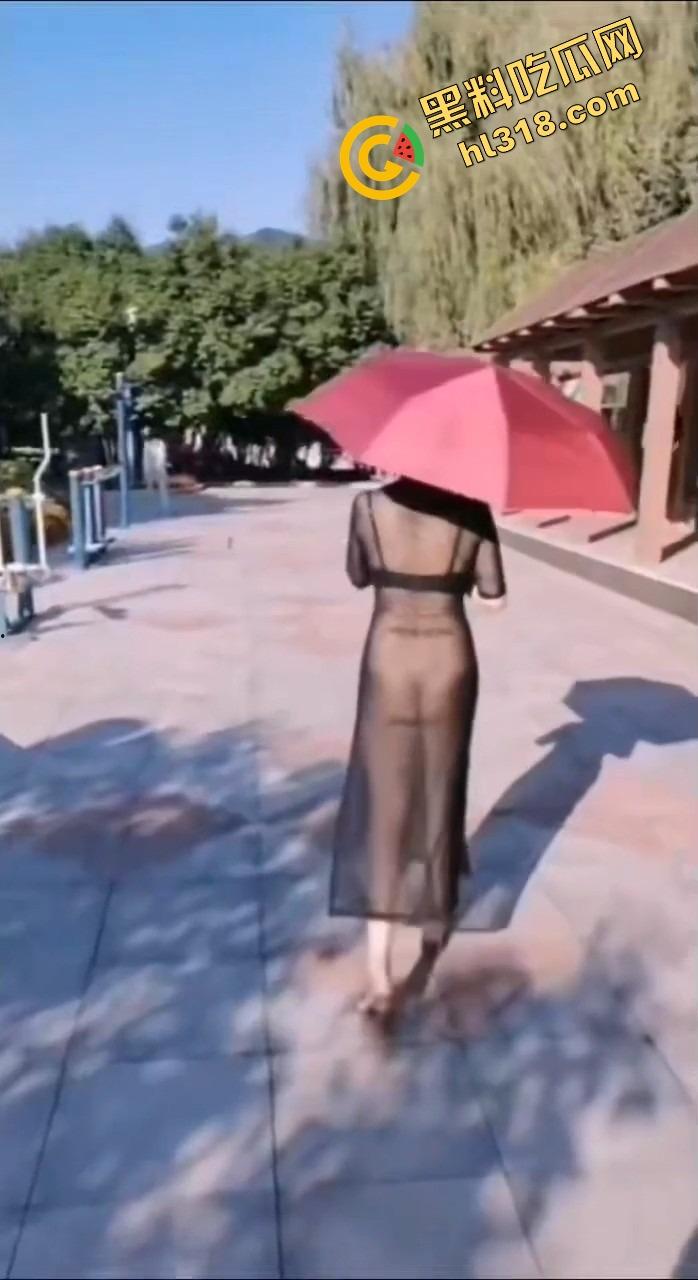 女狗完成主人的街头羞辱任务，薄纱透视装真空出街公园游街，711买零食收银小哥都看懵逼了！-14