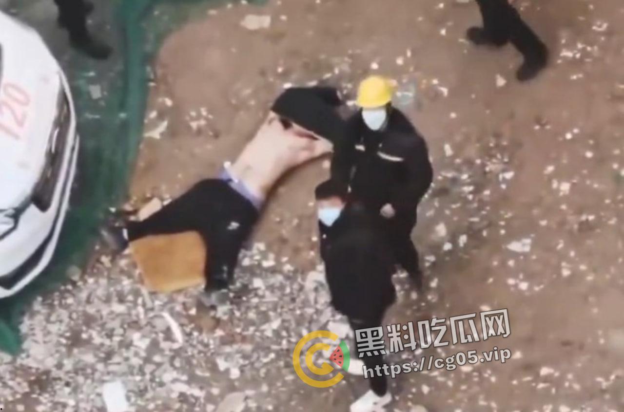 西安经济开发区岗家寨欺骗居民离开后强拆 有人阻拦将其殴打致死 救护车在旁但不进行施救 现场视频曝光-2