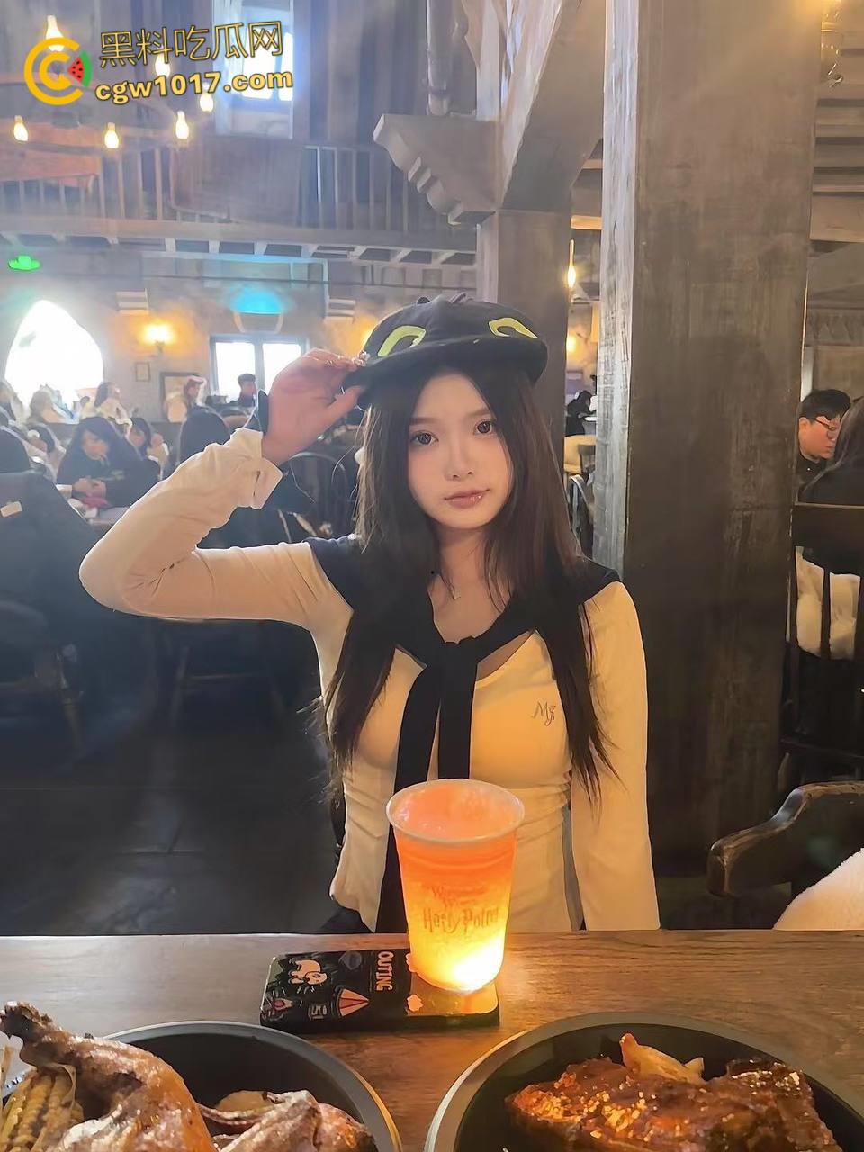 巨乳女儿终于放假了，穿着性感吊带求擦，摸两下就淫水泛滥，蹭蹭不进去还发脾气，被女儿疯狂骑乘缴械内射 ！-2