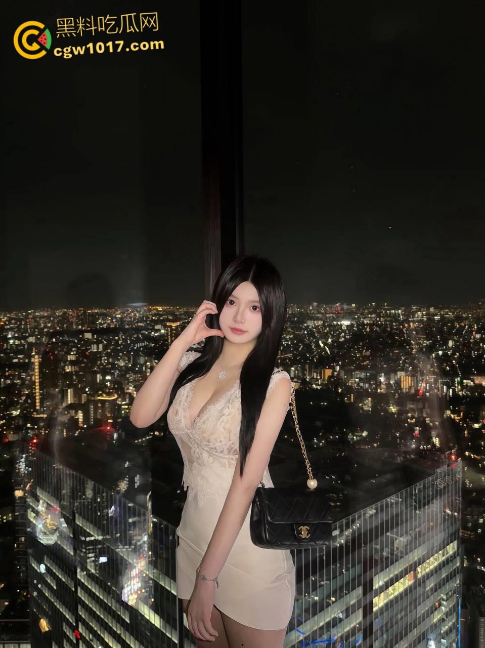 巨乳女儿终于放假了，穿着性感吊带求擦，摸两下就淫水泛滥，蹭蹭不进去还发脾气，被女儿疯狂骑乘缴械内射 ！-3