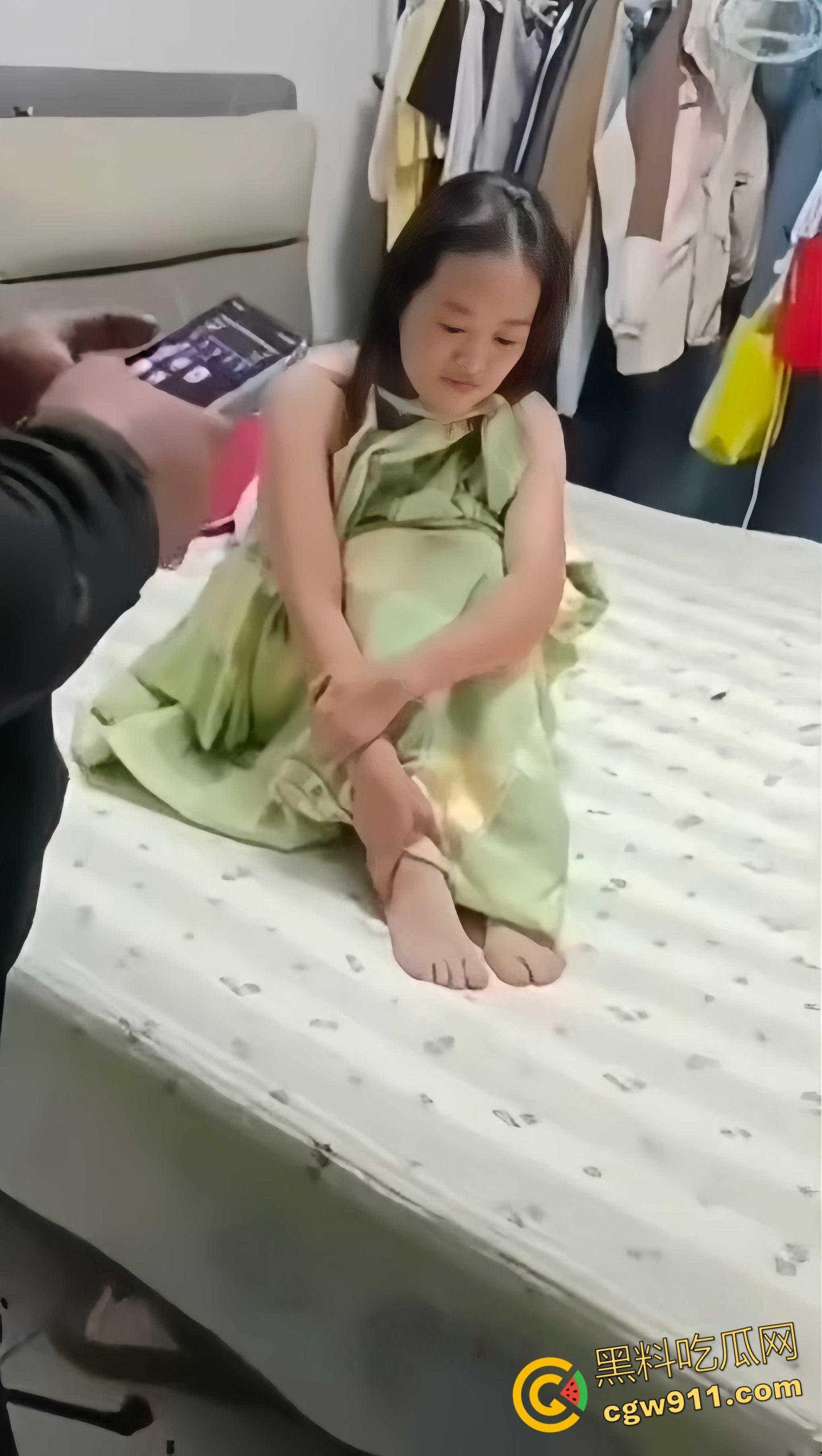 安平公园怡景城小区,当场撞见老公与小三赤身裸体纠缠,现场尴尬混乱不堪,带你直击超火爆的捉奸第一现场!-5