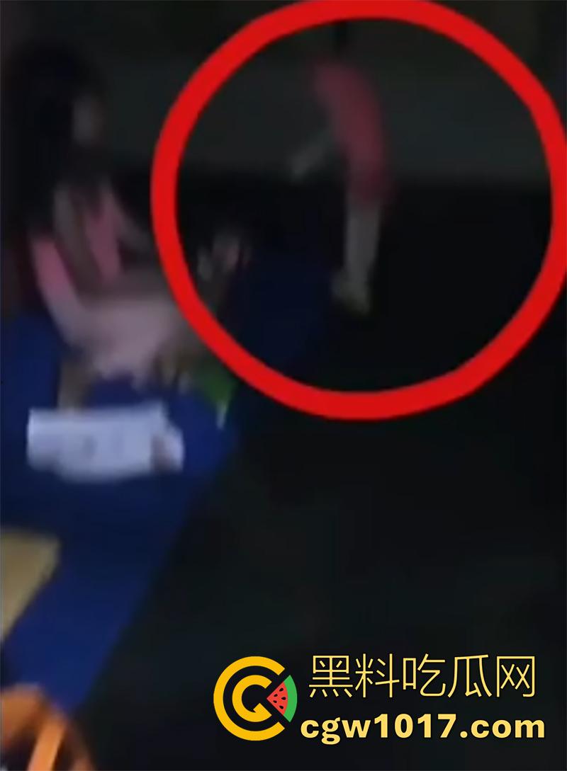 全球爆火奇闻灵异事件,真实录制诡异时刻,电视后的小孩,楼梯道的黑影,坚持看完你的胆量将再次进阶升华!-1