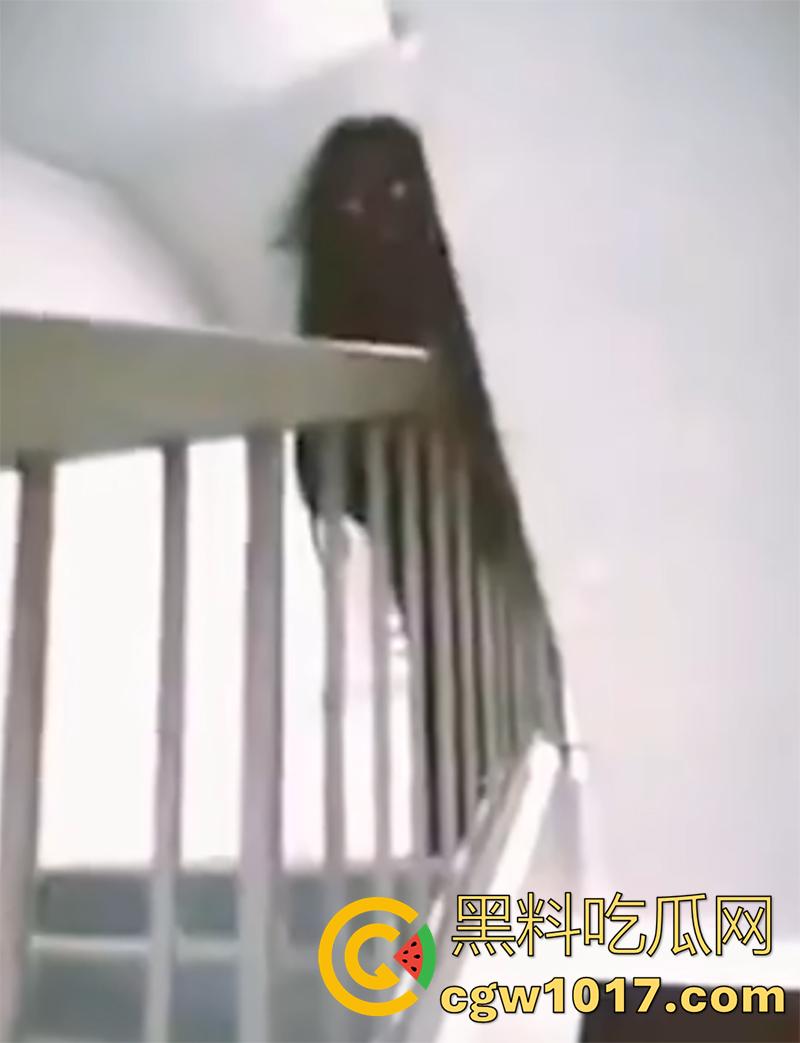 全球爆火奇闻灵异事件,真实录制诡异时刻,电视后的小孩,楼梯道的黑影,坚持看完你的胆量将再次进阶升华!-4